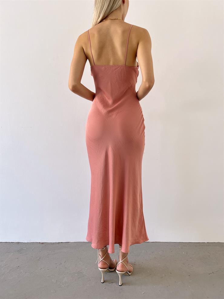 İnce Askılı Önü Düğme Detaylı Yırtmaçlı Alesiya Kadın Pudra Elbise 23Y000497