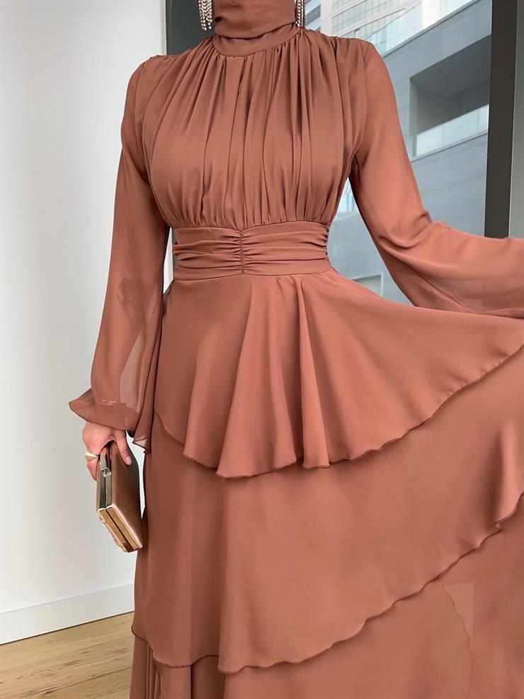Boğazlı Uzun Tül Kol Önü Ve Beli Drape Detaylı Eteği Katlı Alicia Kahve Kadın Elbise 24k000156