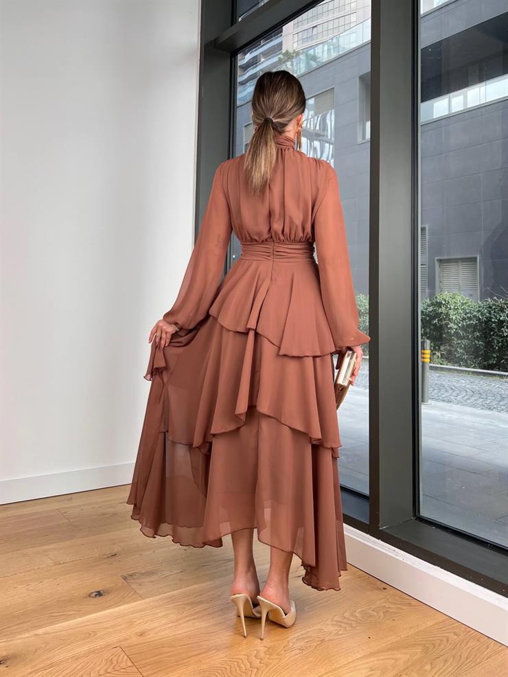 Boğazlı Uzun Tül Kol Önü Ve Beli Drape Detaylı Eteği Katlı Alicia Kahve Kadın Elbise 24k000156
