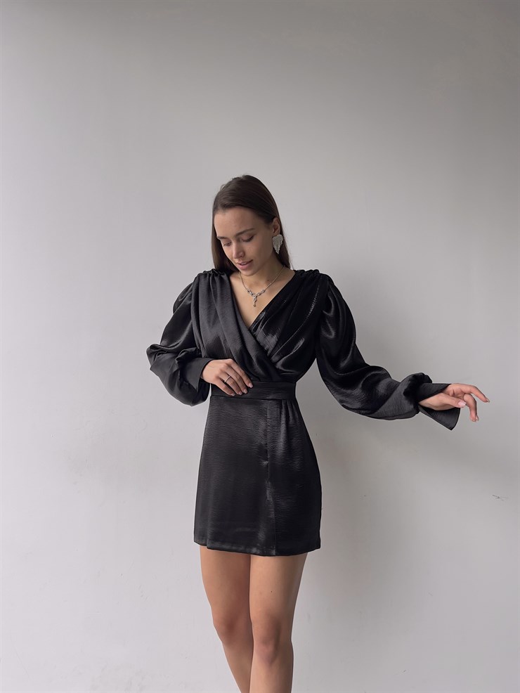 Kruvaze Yaka Belden Oturtmalı Eteği Yırtmaçlı Aline Kadın Siyah Saten Mini Elbise 23K000249