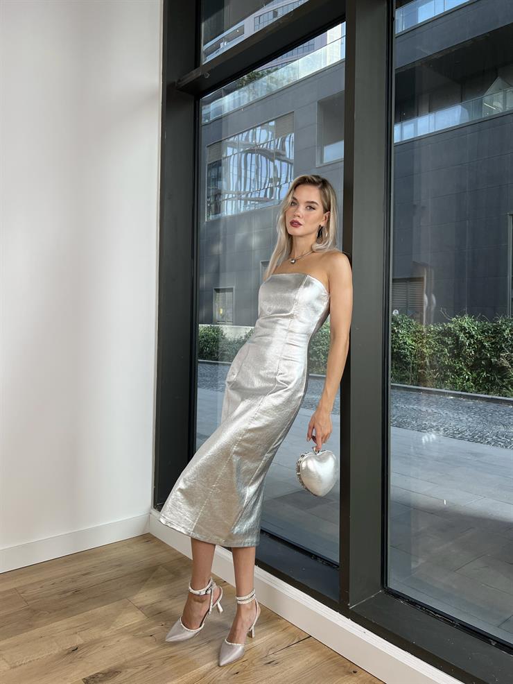 Straplez Arkası Yırtmaçlı Amarelo Kadın Metalik Gümüş Elbise 24k000137