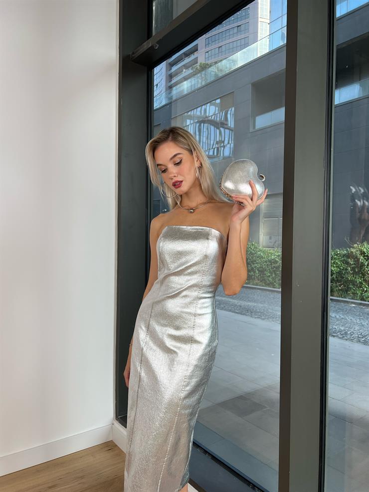 Straplez Arkası Yırtmaçlı Amarelo Kadın Metalik Gümüş Elbise 24k000137