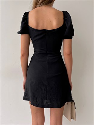 Mini Yakası Fırfırlı Bağcıklı Anastasia Kadın Siyah Elbise 22K000622