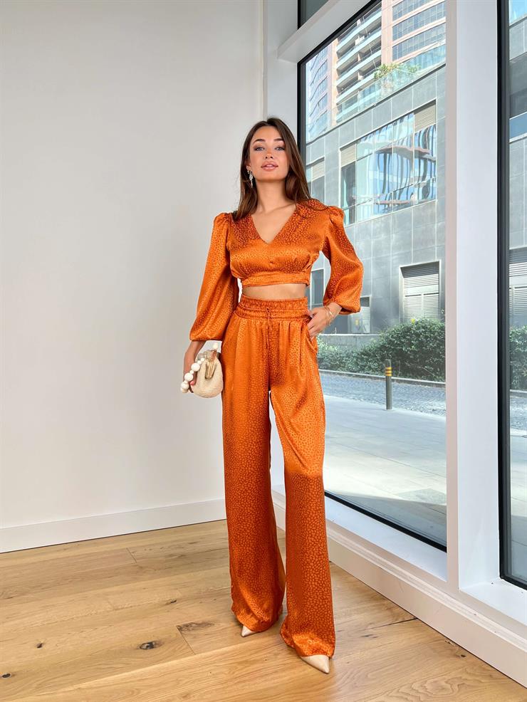 V Yaka Uzun Kol Omuz Vatkalı Crop Yüksek Bel Bol Paça Arian Kadın Turuncu Saten Takım 25K042