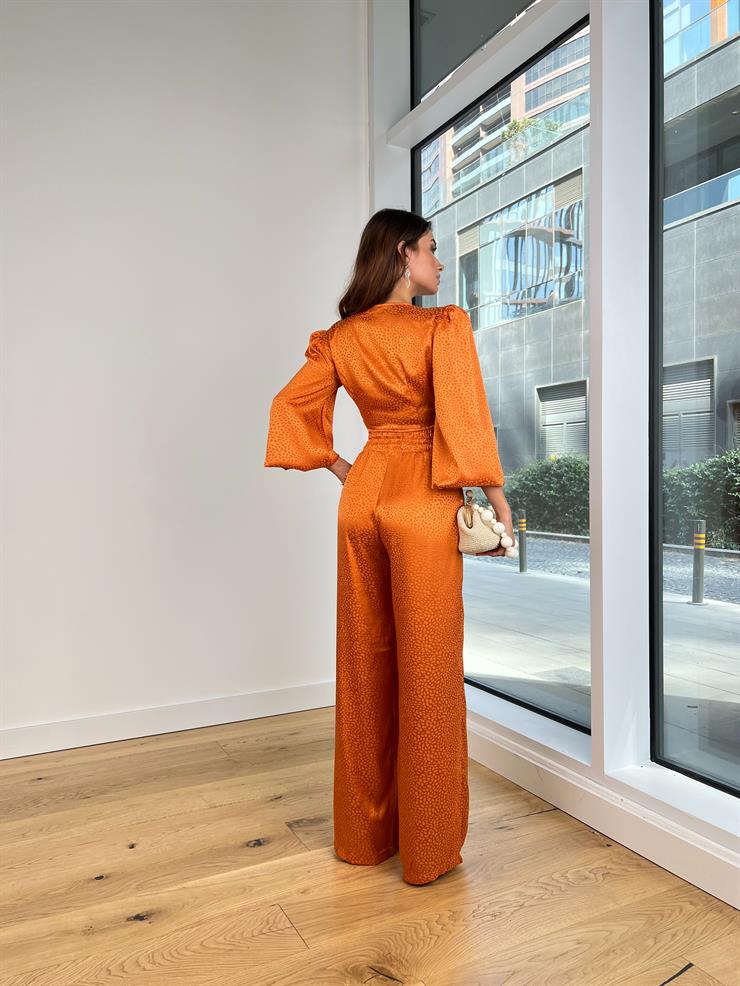 V Yaka Uzun Kol Omuz Vatkalı Crop Yüksek Bel Bol Paça Arian Kadın Turuncu Saten Takım 25K042