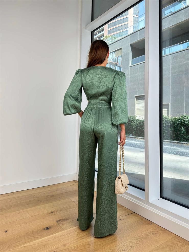 V Yaka Uzun Kol Omuz Vatkalı Crop Yüksek Bel Bol Paça Arian Kadın Zümrüt Saten Takım 25K042