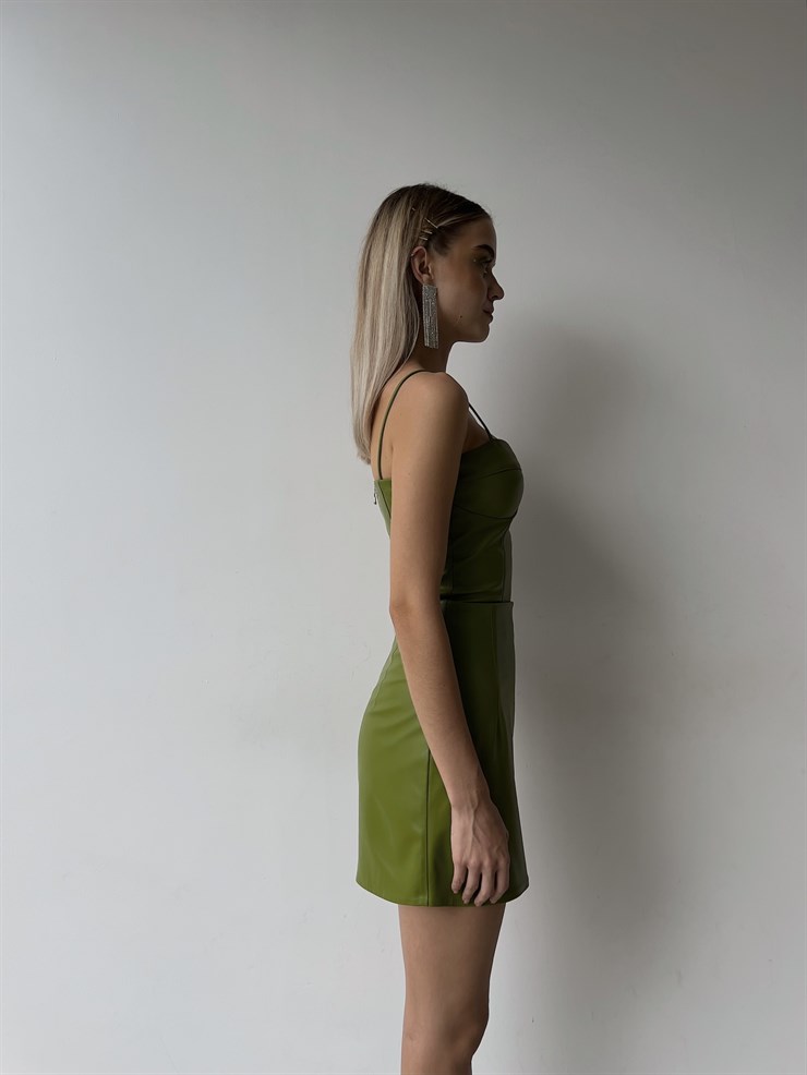 Askılı Kalp Yaka Arkası Fermuar Detaylı Auberta Yeşil Vegan Deri Bluz 23K000017