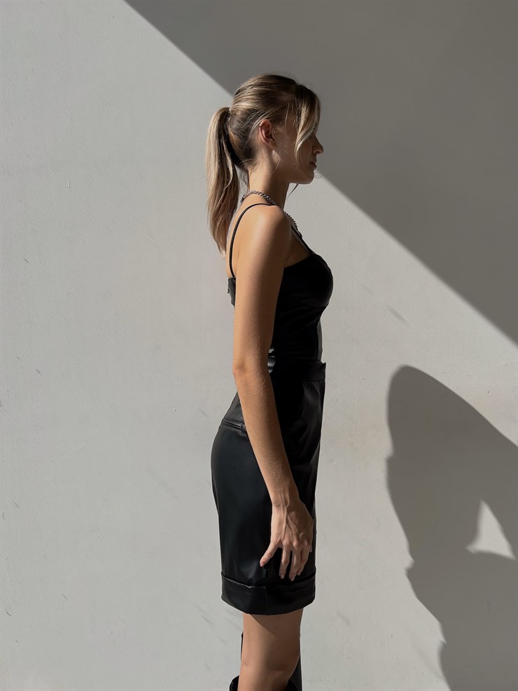 Askılı Kalp Yaka Arkası Fermuar Detaylı Auberta Siyah Vegan Deri Bluz 23K000017