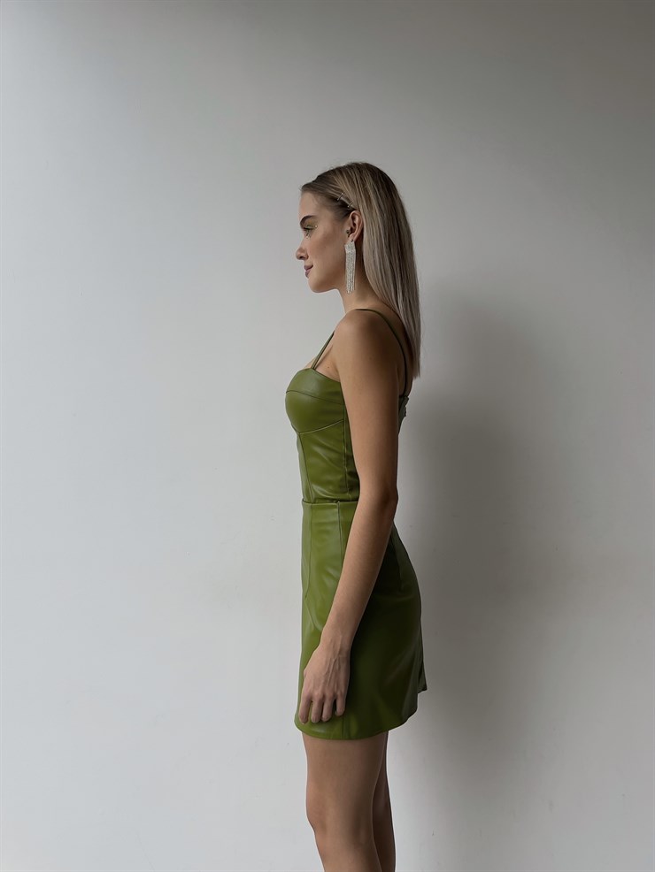 Askılı Kalp Yaka Arkası Fermuar Detaylı Auberta Yeşil Vegan Deri Bluz 23K000017