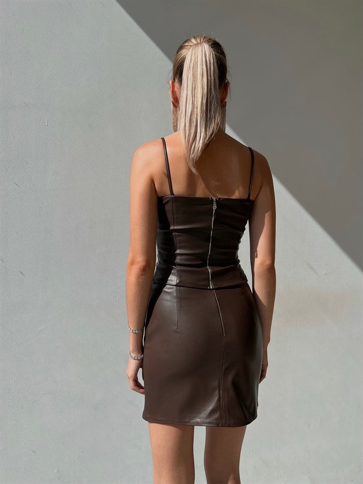 Askılı Kalp Yaka Arkası Fermuar Detaylı Auberta Kahve Vegan Deri Bluz 23K000017