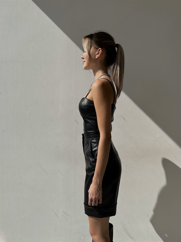 Askılı Kalp Yaka Arkası Fermuar Detaylı Auberta Siyah Vegan Deri Bluz 23K000017