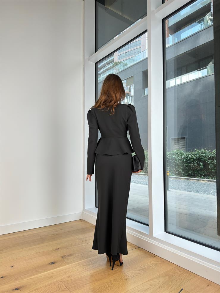 Kruvaze Yaka Geniş Omuz Aksesuarlı Uzun Kol Bluz Uzun Etek Barretos Kadın Siyah İkili Takım 25K065