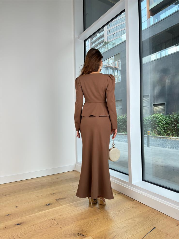 Kruvaze Yaka Geniş Omuz Aksesuarlı Uzun Kol Bluz Uzun Etek Barretos Kadın Kahve İkili Takım 25K065
