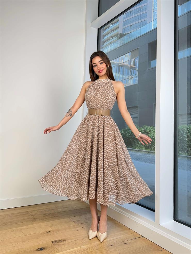 Kolsuz Beli Kemerli Batılda Kadın Desenli Kahve Elbise 24Y572