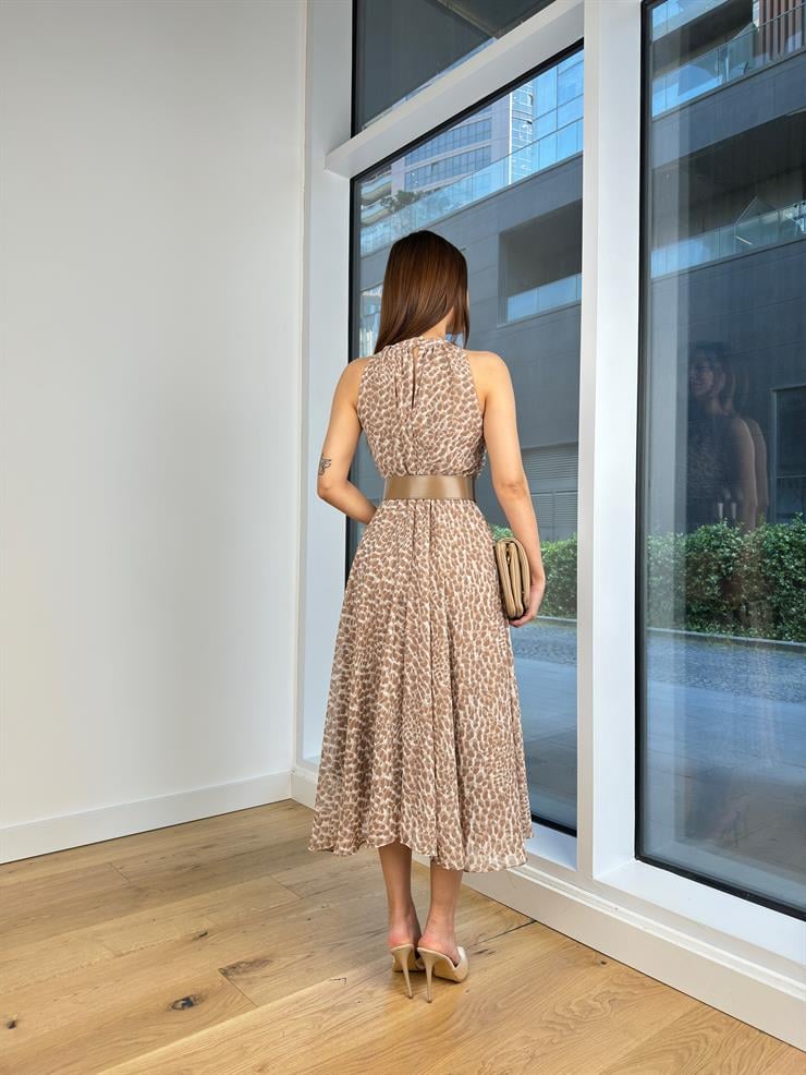 Kolsuz Beli Kemerli Batılda Kadın Desenli Kahve Elbise 24Y572