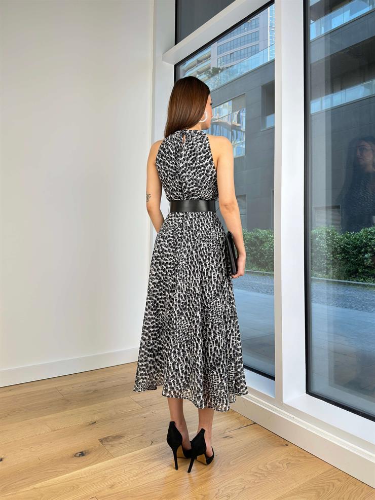 Kolsuz Beli Kemerli Batılda Kadın Desenli Siyah Elbise 24Y572