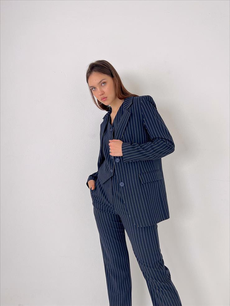 Omuz Vatkalı Blazer Ceket Önü Düğme Kapamalı Yelek Yüksek Bel Fermuarlı Pantolon Baylee Kadın Çizgili Lacivert Üçlü Takım 23Y000017