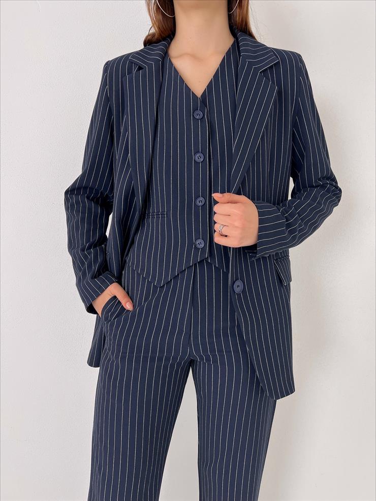 Omuz Vatkalı Blazer Ceket Önü Düğme Kapamalı Yelek Yüksek Bel Fermuarlı Pantolon Baylee Kadın Çizgili Lacivert Üçlü Takım 23Y000017