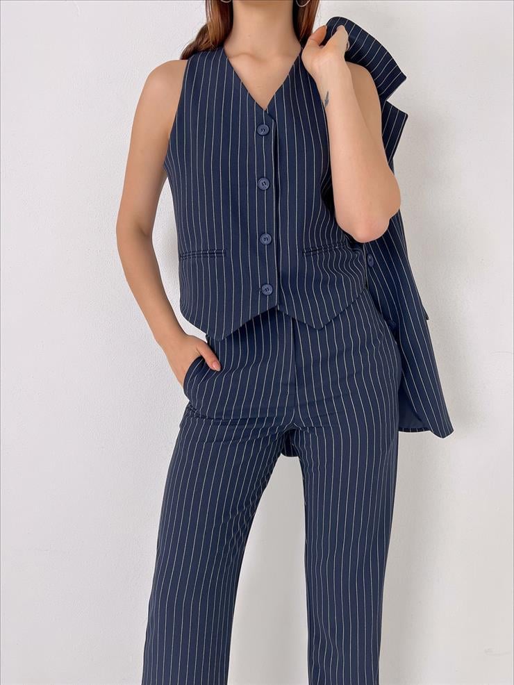 Omuz Vatkalı Blazer Ceket Önü Düğme Kapamalı Yelek Yüksek Bel Fermuarlı Pantolon Baylee Kadın Çizgili Lacivert Üçlü Takım 23Y000017