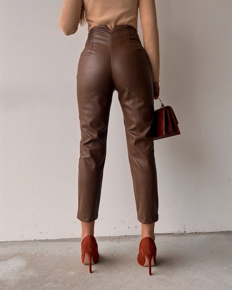 Beli Pensli Havuç Paça Suni Deri Kadın Kahverengi Pantolon 22K000204