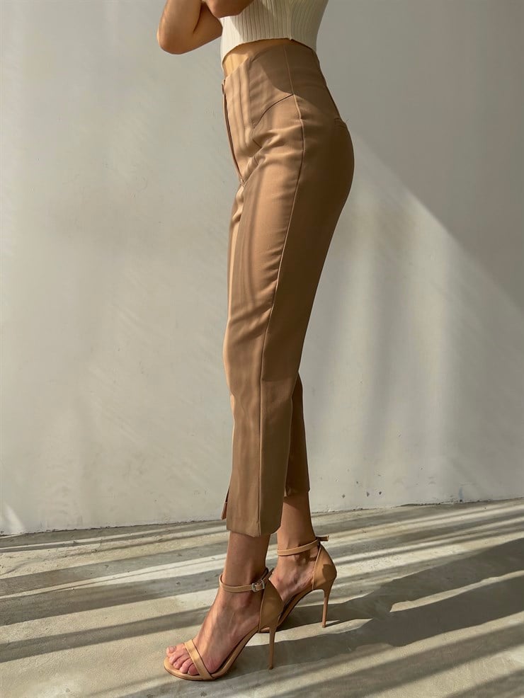 Beli Pensli Ön Paçası Yırtmaçlı Jemma Kadın Camel Pantolon 23K000046