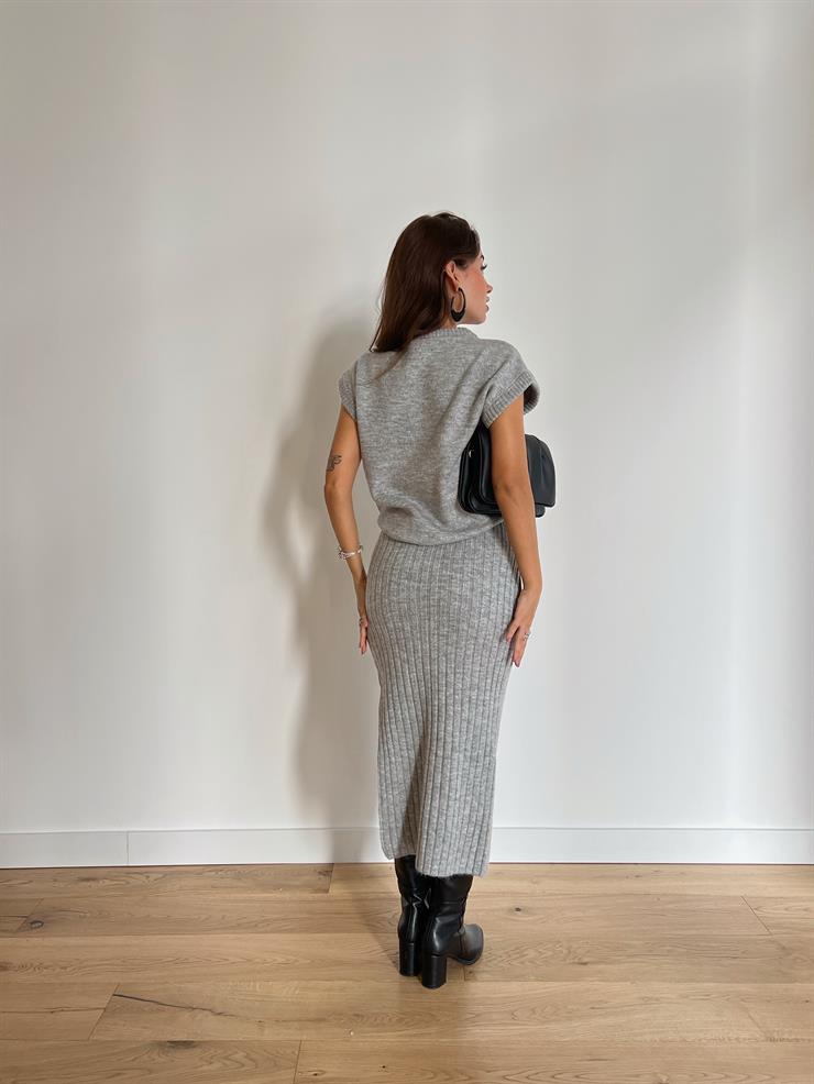 Kolsuz Yarım Boğazlı Kazak Yüksek Bel Midi Boy Etek Benedita Kadın Gri Triko Takım 24k000039