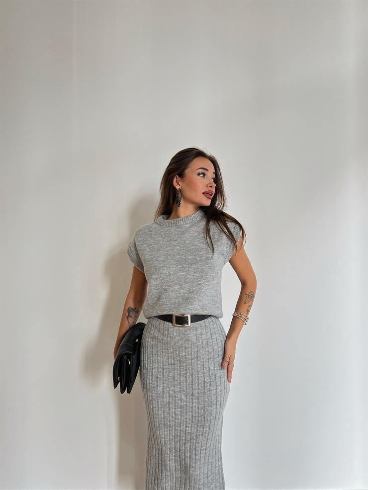 Kolsuz Yarım Boğazlı Kazak Yüksek Bel Midi Boy Etek Benedita Kadın Gri Triko Takım 24k000039
