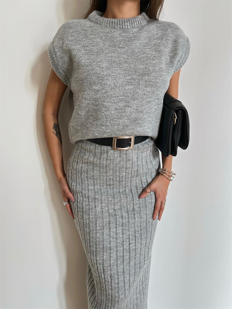 Kolsuz Yarım Boğazlı Kazak Yüksek Bel Midi Boy Etek Benedita Kadın Gri Triko Takım 24k000039