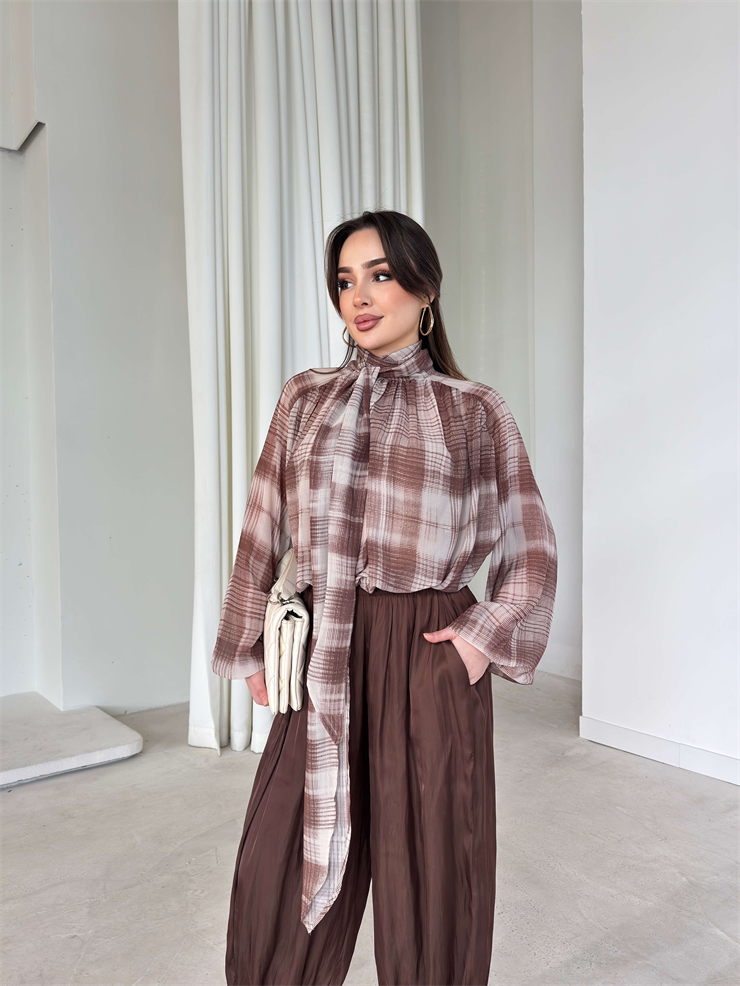 Desenli Transparan Boynu Fularlı Berrin Kahve Kadın Bluz 26Y155