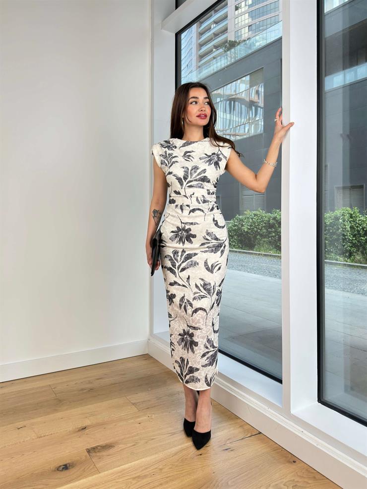 Omuz Vatkalı Yuvarlak Yaka Drapeli Bleart Kadın Çiçek Detaylı Siyah Elbise 24Y561