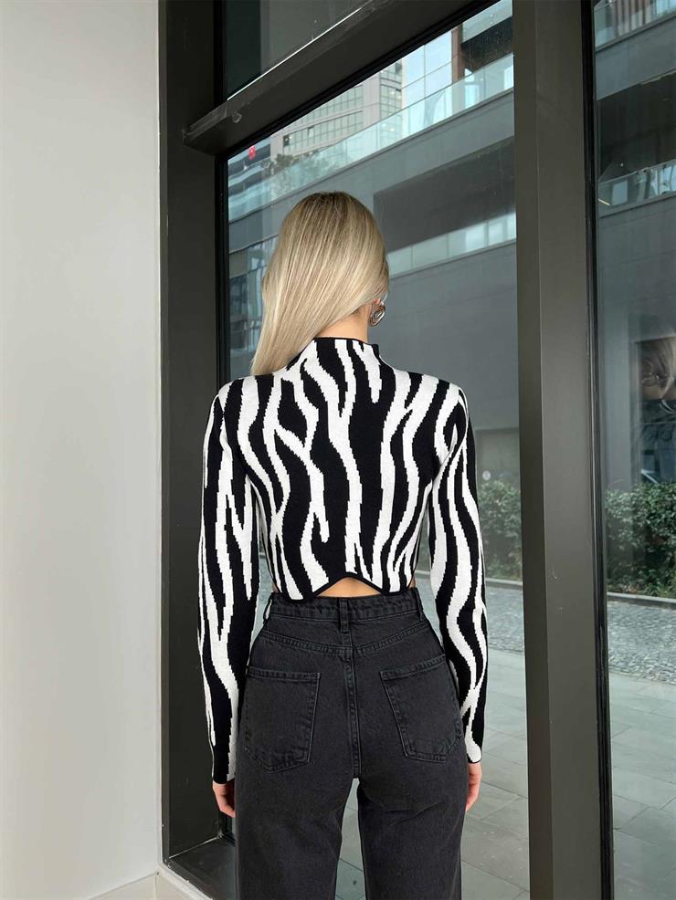 Boğazlı Asimetrik Kesim Wlod Kadın Zebra Desenli Crop Kazak 24k000084