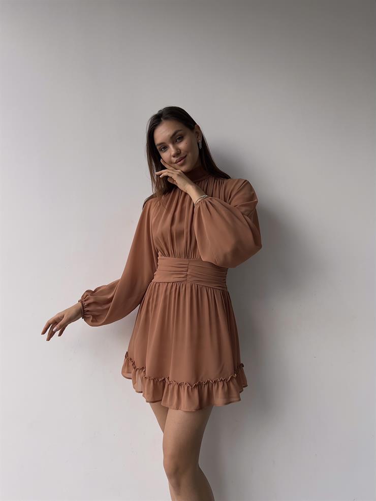 Boğazlı Etek Ucu Fırfırlı Uzun Tül Kol Penny Kadın Kısa Camel Elbise 23K000313