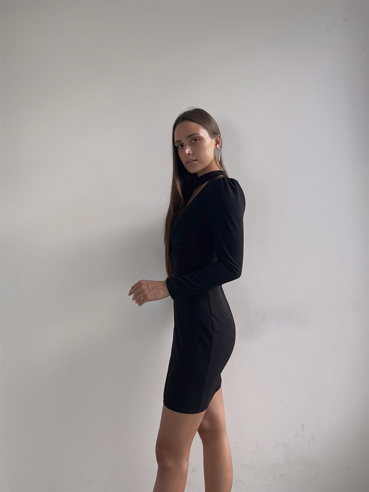 Boyun Detay Kruvaze Yaka Beli Düğme Detaylı Uzun Kollu Yırtmaçlı Nicoli Kadın Siyah Mini Elbise 23K000044