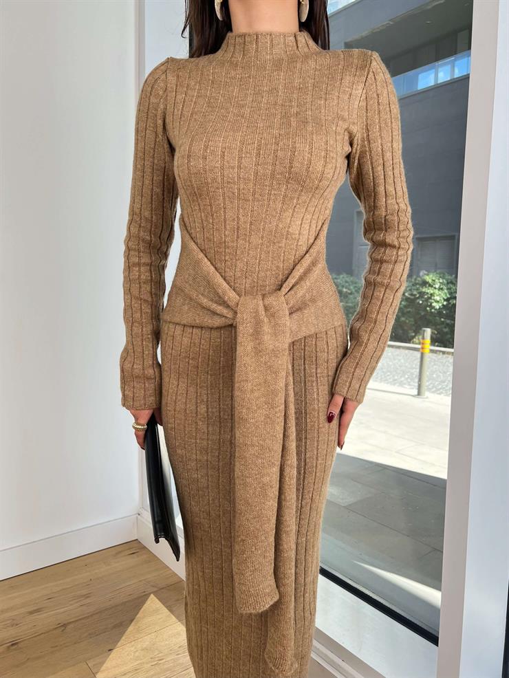 Yarım Balıkçı Yaka Önden Bağlama Detaylı Branko Camel Kadın Triko Elbise 25K296