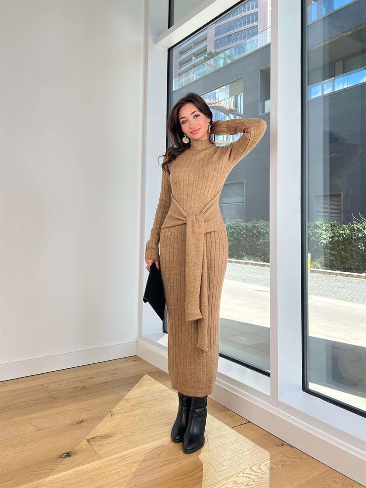 Yarım Balıkçı Yaka Önden Bağlama Detaylı Branko Camel Kadın Triko Elbise 25K296