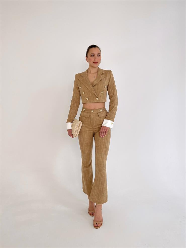 	Kruvaze Yaka Düğme Kapamalı Ceket Yanları Cepli Geniş Paça Pantolon Brooke Kadın Vizon İkili Takım 23Y000018