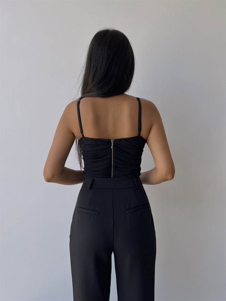 Büzgülü İnce Askı Göğüs Kuplu Orsa Kadın Siyah Bluz 22Y000457