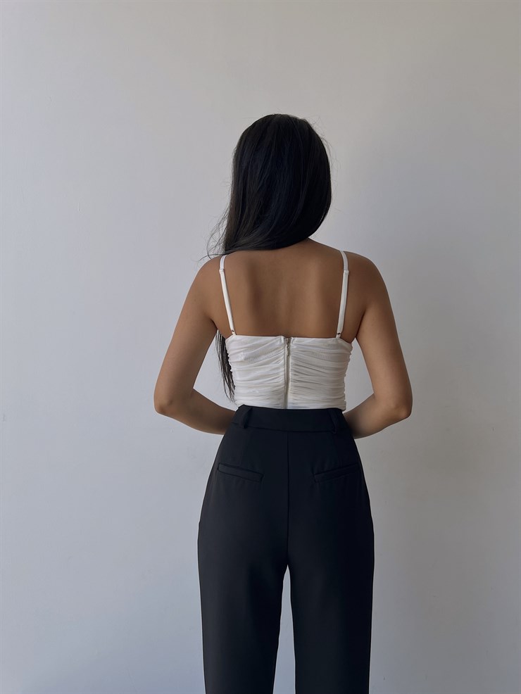 Büzgülü İnce Askı Göğüs Kuplu Orsa Kadın Beyaz Bluz 22Y000457