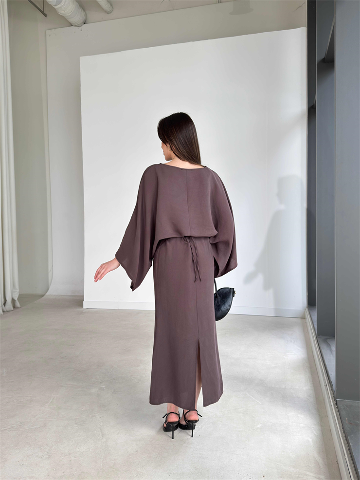 Geniş Kol Kendinden Kuşaklı Maxi Kahverengi Carolyn Kadın Elbise 26Y183