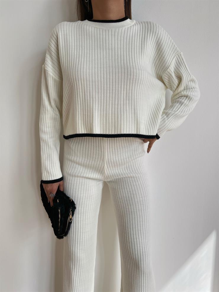 Bisiklet Yaka Crop Paçası Yırtmaçlı Bol Pantolon Cavalo Kadın Çizgili Ekru Triko Takım 24k000070