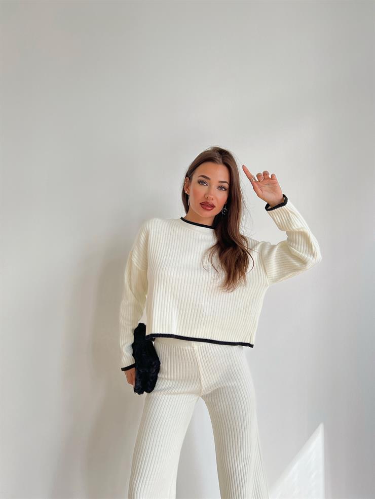 Bisiklet Yaka Crop Paçası Yırtmaçlı Bol Pantolon Cavalo Kadın Çizgili Ekru Triko Takım 24k000070