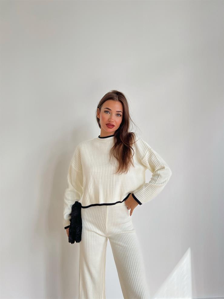 Bisiklet Yaka Crop Paçası Yırtmaçlı Bol Pantolon Cavalo Kadın Çizgili Ekru Triko Takım 24k000070