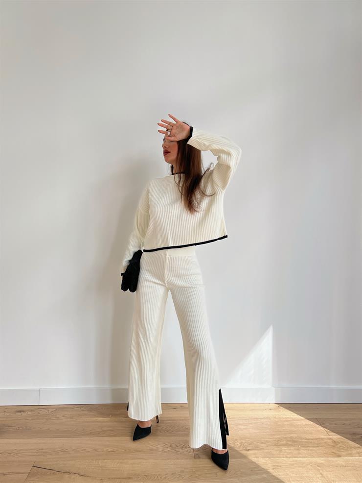 Bisiklet Yaka Crop Paçası Yırtmaçlı Bol Pantolon Cavalo Kadın Çizgili Ekru Triko Takım 24k000070