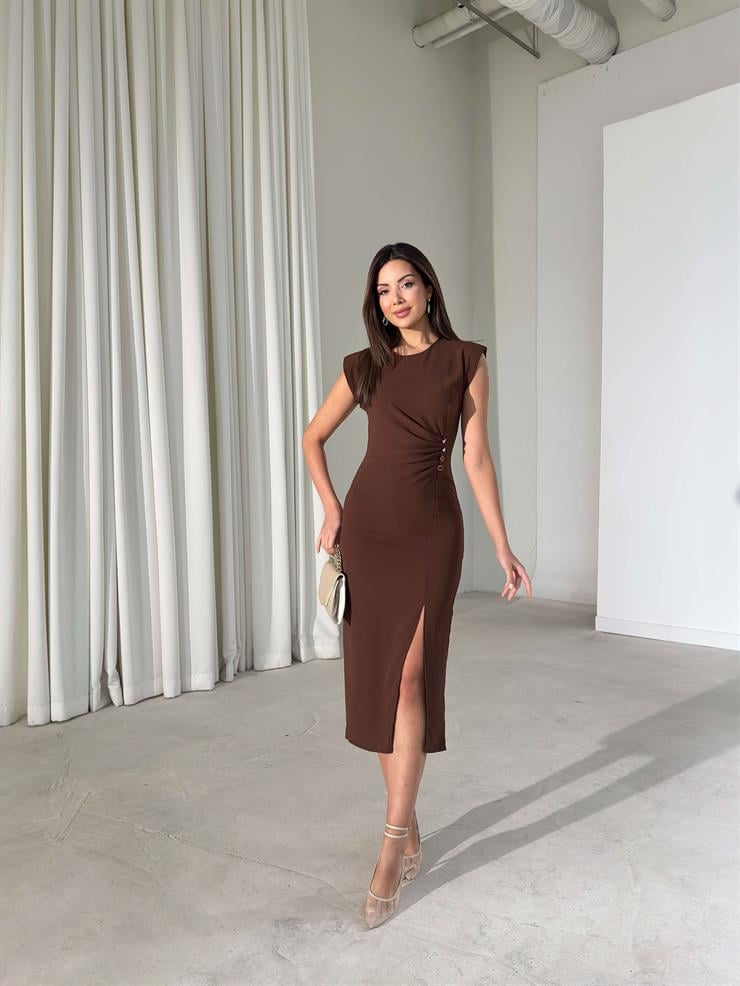 Düğme Detaylı Vatkalı Drapeli Yırtmaçlı Cenkli Kahve Kadın Elbise 26K394