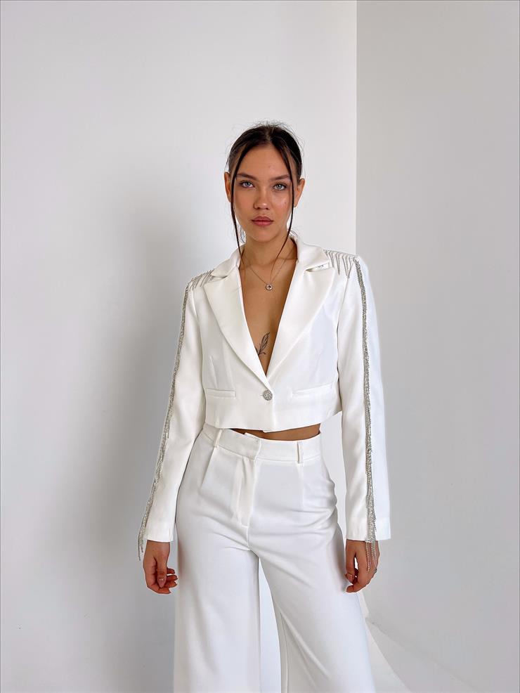 Kruvaze Yaka Omuz Ve Kolları Taş Detaylı Cesar Kadın Beyaz Crop Ceket 23Y000057