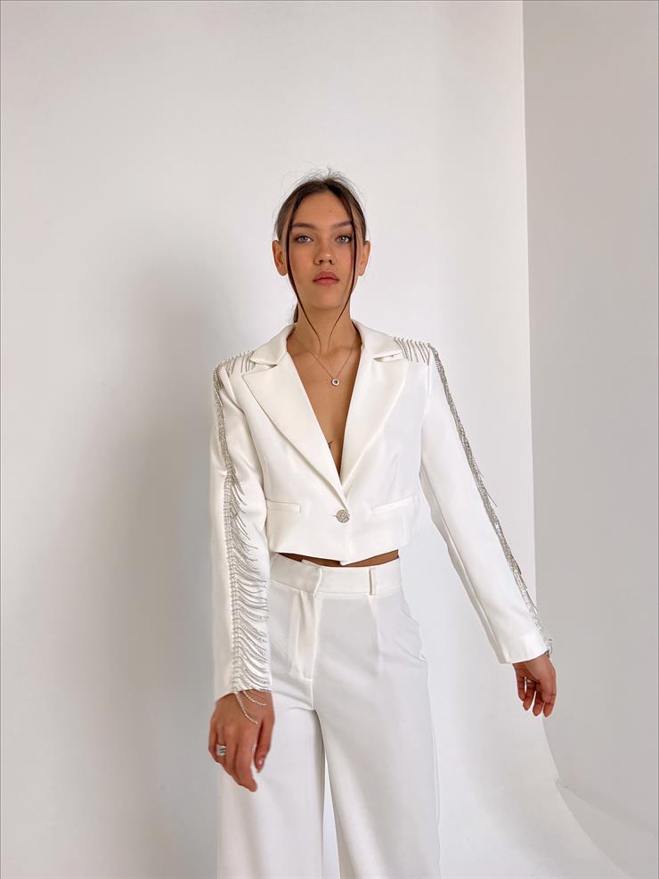 Kruvaze Yaka Omuz Ve Kolları Taş Detaylı Cesar Kadın Beyaz Crop Ceket 23Y000057