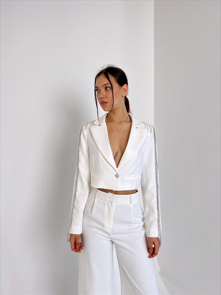 Kruvaze Yaka Omuz Ve Kolları Taş Detaylı Cesar Kadın Beyaz Crop Ceket 23Y000057