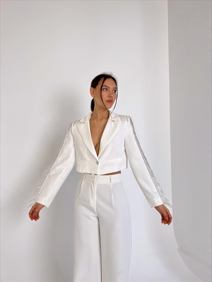 Kruvaze Yaka Omuz Ve Kolları Taş Detaylı Cesar Kadın Beyaz Crop Ceket 23Y000057