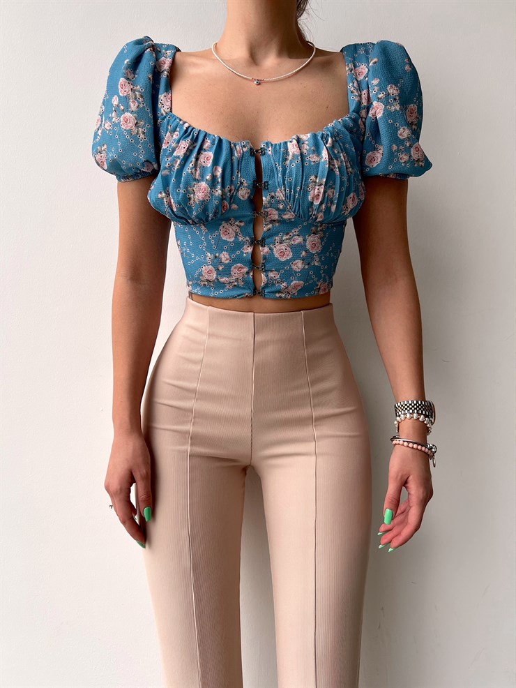 Çiçekli Agraf Kapamalı Göğüs Drapeli Helena Kadın Mavi Crop Bluz 22Y000034
