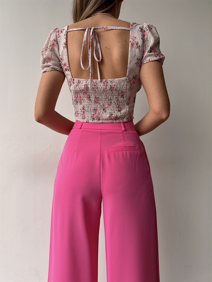 Çiçekli Agraf Kapamalı Göğüs Drapeli Helena Kadın Pudra Crop Bluz 22Y000034